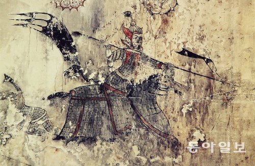 중국 지린 성 지안 현에서 발견된 통구 12호분의 벽화. 장수왕 때 만들어졌다. 철제품으로 무장한 개마무사 벽화의 모사도이다. 국립중앙박물관 제공