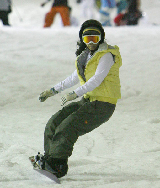 스키, 스노보드를 즐기고 싶지만 도심을 벗어나기 힘든 상황이라면 실내스키도 좋은 선택이다. 실내스키는 장비대여나 리프트를 타기 위해 긴 줄을 설 필요가 없으며 무엇보다 안전하다는 장점이 있다. 우리나라 최대 규모의 실내스키장인 스노우도시에서 스노보드를 타고 있는 여성 동호인. 스포츠동아DB