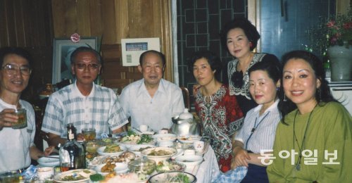 1988년 서울 청담동 집에서 지인들과 같이한 저녁 식사. 한가운데 두 사람이 김동리와 서영은. 해냄 제공