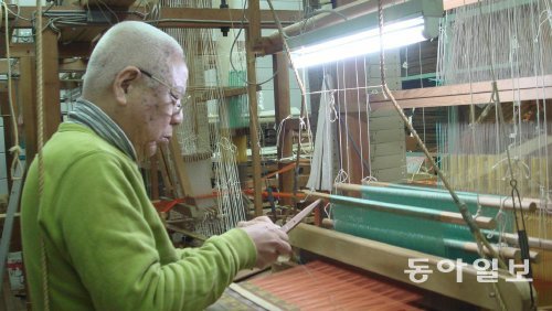 1500년 전통을 자랑하는 일본 니시진 비단을 짜고있는 한 장인. 문옥표 교수 제공