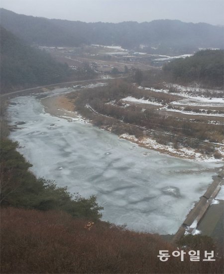 강원 홍천군의 어느 산골 마을 전경. 뒤로는 산이 있고 앞으로는 강이 흐르는 배산임수의 지형을 갖췄다. 박인호 씨 제공