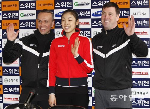 김연아를 지도하던 시절 안무가 데이비드 윌슨(왼쪽)-김연아와 함께 포즈를 취한 브라이언 오서. 동아일보DB