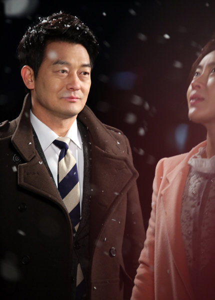 드라마 ‘왕가네 식구들’에서 직장과 가정, 그 어느 곳에도 쉽게 발 디딜 수 없는 40대 가장의 모습을 연기한 조성하. 사진제공｜드림이앤엠