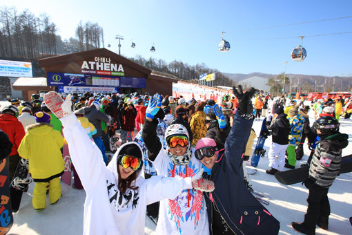 소치 동계올림픽을 맞아 국내 주요 스키장들이 다채로운 올림픽 관련 이벤트와 패키지 상품을 준비했다. 하이원리조트에서 스키를 즐기는 인파. 사진제공｜하이원리조트