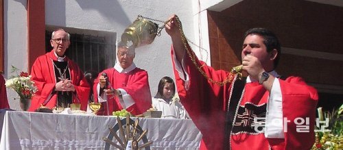 추기경 시절의 교황과 함께 미사 집전하는 문 신부



2006년 당시 아르헨티나 부에노스아이레스 대교구장이던 호르헤 마리오 베르골리오 추기경(현 프란치스코 교황·왼쪽)이 문한림 신부(교황 오른쪽)가 주임 신부로 있는 코스마와 다미아노 성당을 찾아 미사를 집전하고 있다. 문한림 신부 제공