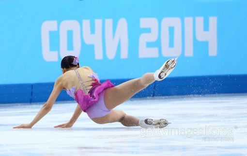 아사다 마오가 9일(한국시간) 러시아 소치의 아이스버그 스케이팅 팰리스에서 열린 단체전 여자 싱글 쇼트프로그램에서 연기 도중 빙판에 넘어지고 있다. 사진=GettyImages/멀티비츠