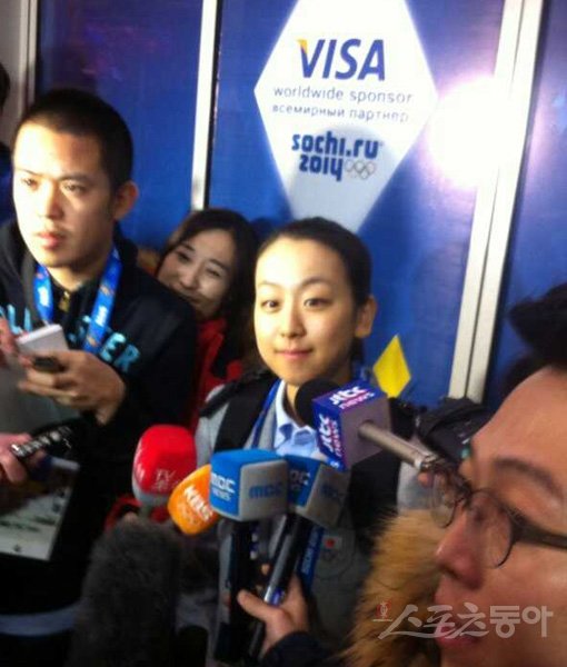 6일(한국시간) 소치공항을 통해 러시아에 입국한 일본의 피겨스타 아사다 마오가 수많은 취재진에 둘러싸여 있다. 소치｜홍재현 기자 hong927@donga.com 트위터 @hong927