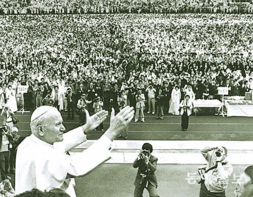 요한 바오로 2세, 1984년 성인 103위 시성식 집전 1984년 한국을 찾은 요한 바오로 2세가 서울 여의도 광장에서 열린 한국 순교자 성인 103위 시성식을 집전하는 모습. 동아일보DB