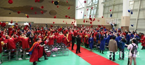 지난해 3월 UNIST 제1회 졸업식. 졸업생 175명 중 90%가 대학원에 진학해 ‘따뜻한 과학자’의 길을 택했다.