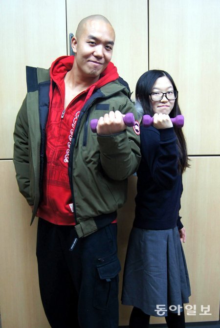 최근 스포츠트레이너 숀리(왼쪽)를 만난 서울 정신여고 2학년 오유진 양.