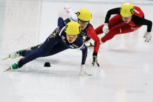 심석희가 10일(한국시간) 러시아 소치 아이스버그 스케이팅 팰리스에서 열린 2014 소치 동계올림픽 쇼트트랙 여자 500m에서 역주를 펼치고 있다. 사진=GettyImages/멀티비츠