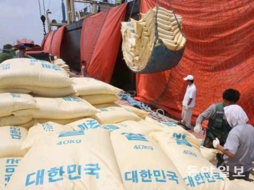북한에 지원하는 식량이 2007년 선박에 실리는 모습. 동아일보DB