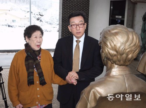 윤석원 씨(오른쪽)가 9일 경기 광주 나눔의 집에 세워진 일본군 위안부 피해 할머니 동상 앞에서 강일출 할머니(87)로부터 동상에 대한 설명을 듣고 있다. 나눔의 집 제공