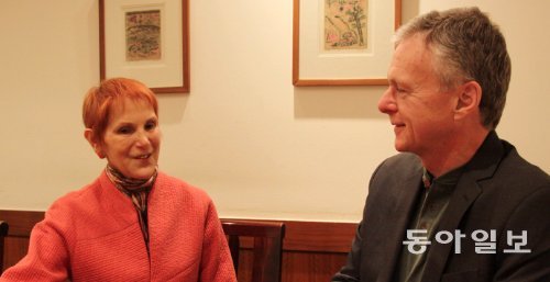 6일 오후 서울 국립민속박물관에서 만난 로럴 켄들 박사(왼쪽)와 로스 맥피 박사. 인류학자와 동물학자인 두 사람은 미국 뉴욕자연사박물관에서 함께 일하고 있다. 정양환 기자 ray@donga.com