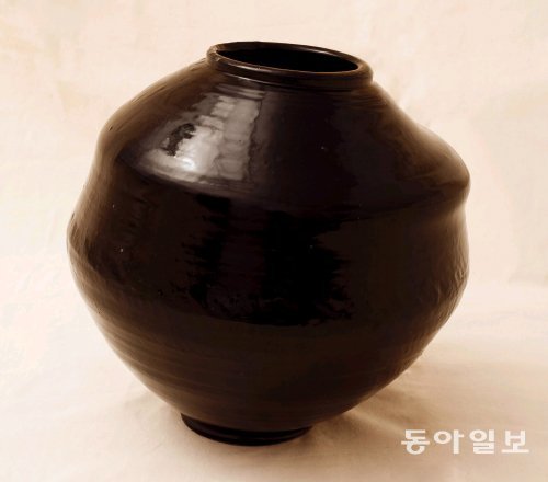 김시영 작가의 흑자 달 항아리. 롯데갤러리 제공