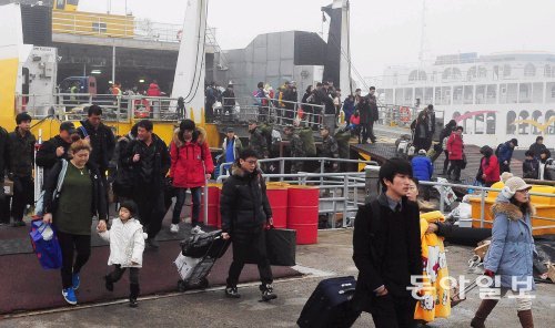 9일 백령도에서 출발해 인천항여객터미널에 도착한 여객선에서 내린 관광객들이 부둣가를 걸어 나오고 있다. 옹진군은 다음 달부터 서해5도와 덕적도, 자월도 등을 여행하는 관광객에게 뱃삯을 할인해준다. 김영국 동아닷컴 객원기자 press82@donga.com