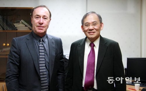 최근 한국을 찾은 독일 닥터 타이스사의 호흡기질환 전문가 피터 타이스 회장(왼쪽)이 민양기 국립의료원 이비인후과 교수를 만났다. 이들은 미세먼지가 인체에 미치는 영향 및 대책에 대해 토론을 벌였다. 한화제약 제공