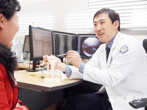 연세사랑병원 관절센터 권오룡 부원장이 환자에게 줄기세포 치료에 대해 설명하고 있다. 연세사랑병원 제공