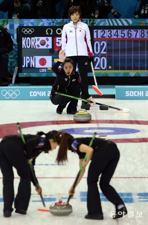 컬링 한일전
11일 오후(한국시각) 러시아 소치 아이스큐브 컬링센터에서 한국 여자 컬링대표팀이
일본과 예선 1차전을 벌이고 있다. 
스킵(주장) 김지선이 스톤의 방향을 지시하고 있다.