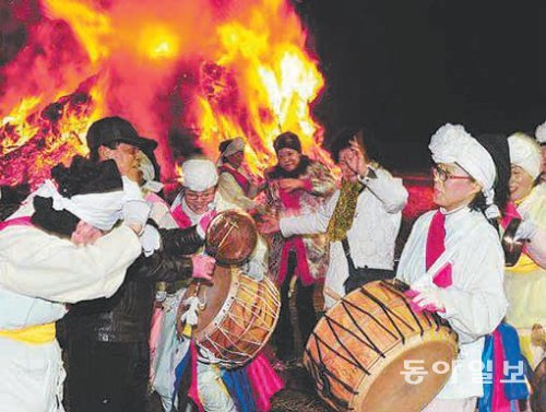 대전 중구의 대표적인 정월대보름 달집태우기 행사가 13일 오후 무수동에서 열린다. 사진은 지난해 행사 모습. 대전 중구청 제공