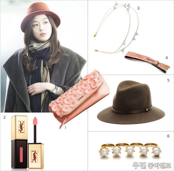 1 클래스를 나타내려면 이 정도는 들어줘야 한다. 꽃을 형상화한 독특한 클러치 백은 2014 S/S 버버리 프로섬 1백80만원 2 백화점과 면세점 모두 동이 났다. 완판 행렬 스타 천송이가 바른 립스틱이니까. 틴트에 글로스를 가미해 입술을 촉촉하게 지켜준다. 입생로랑 루쥬 쀠르 꾸뛰르 베르니 아 레브르 105호 4만1천원 3,4 흘러내리는 머리카락 한 올도 그냥 둘 수 없다. 정삼각형 모양으로 정교하게 디자인된 금속 재질의 머리띠는 엠주 18만원 집게 형태의 페이즐리 머리핀은 아즈나브르 1만3천원 5 오버사이즈 코트와 페도라는 최상의 궁합을 이룬다. 가죽으로 띠를 두른 100% 울 소재 페도라는 래그&본 18만원대 6 액세서리가 스타일의 격을 결정짓는다. 손가락 4개에 한꺼번에 착용하는 독특한 진주알 반지는 빈티지헐리우드 7만9천원
