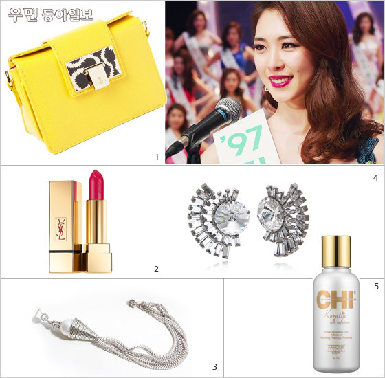 1 그녀가 가진 클러치 백 중 컬러감이 단연 돋보이는 제품. 주로 무채색 계열의 옷에 포인트로 매치한다. 쨍한 레몬빛이 매력적인 사각 클러치 백은 비비안웨스트우드 1백80만원 2 얇은 입술은 진한 핑크빛 립스틱으로 볼륨감을 준다. 우수한 발색력과 부드러운 질감을 자랑하는 진분홍색 립스틱은 입생로랑 루쥬 쀠르 꾸뛰르 57번 핑크 랩소디 3.8g 3만9천원 3,4 화려한 귀걸이로 심사위원의 이목을 집중시켜라. 풍성하게 내려오는 실버색상의 체인 귀걸이는 겟미블링 5만1천원 반달 모양의 정교한 커팅이 돋보이는 스와로브스키석 귀걸이는 빈티지헐리우드 5만9천원 5 미스코리아의 사자 머리도 두렵지 않을 헤어 에센스. 천연 실크와 단백질 성분이 열이 강한 헤어 기구로부터 모발을 보호한다. 치 케라틴 실크인퓨전 180ml 3만4천원