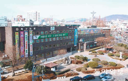 광주 북구 청사 본관 전경. 북구는 예산 부족 때문에 일곡동 신청사 용지를 최근 한국토지주택공사에 반환하고 기존 청사를 증축해 사용하기로 했다.