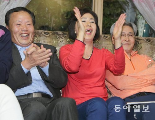 “상화야 잘했어” 가족들 환호 ‘빙속 여제’ 이상화(25·서울시청)의 어머니 김인순 씨(53·왼쪽에서 두 번째)와 아버지 이우근 씨(57·왼쪽에서 세 번째)가 11일 서울 동대문구 전농동의 자택에서 이상화가 스피드스케이팅 여자 500m 1차 레이스에서 1위를 차지하자 기뻐하고 있다. 박영대 기자 sannae@donga.com