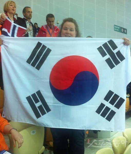네덜란드의 여성팬 빌리 하그스마는 친절한 한국스피드스케이팅선수들에 반해 남자 5000m가 펼쳐진 8일(한국시간) 경기장을 찾아 태극기를 들고 응원전을 펼쳤다. 소치｜홍재현 기자