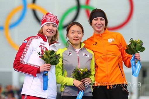 ‘빙속 여제’ 이상화(가운데)가 12일(한국시간) 아들레르 아레나에서 끝난 2014소치동계올림픽 스피드스케이팅 여자 500m에서 올림픽신기록으로 우승한 직후 플라워 세리머니에서 2위 올가 파트쿨리나(러시아·왼쪽), 3위 마르고트 보어(네덜란드)와 기념촬영을 하고 있다. 사진=GettyImages/멀티비츠