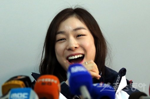 ‘피겨 여왕’ 김연아가 12일 러시아 소치로 출국하기 전 인천국제공항 출국장에서 진행된 기자회견 도중 취재진의 질문에 환하게 웃고 있다. 인천국제공항｜김민성 기자 marineboy@donga.com 트위터 @bluemarine007