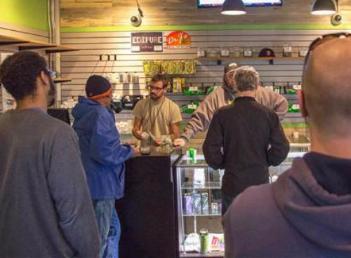 미국 콜로라도 주 덴버에 있는 한 마리화나 판매점에서 오락용 마리화나를 사기 위해 손님들이 줄지어 기다리고 있다. 출처 NBC뉴스 홈페이지