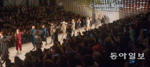 미국 뉴욕 패션위크의 공식행사로 아홉 번째를 맞는 ‘컨셉코리아’가 ‘패션 한류’의 가능성을 확인하면서 인기속에 마쳤다. 11일 패션쇼에 참가한 모델들이 피날레 행사에서 런웨이 무대를 걷고 있다. 한국콘텐츠진흥원 제공