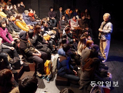 11일 보조석까지 가득 찬 서울 대학로 게릴라극장에서 연출가 이윤택 씨(오른쪽)가 연극 ‘수업’에 대한 배경과 사연을 설명하고 있다. 연희단거리패 제공