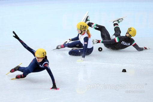 박승희(왼쪽)가 13일(이하 한국시간) 러시아 소치 아이스버그 스케이팅 팰리스에서 열린 2014 소치 동계올림픽 쇼트트랙 여자 500m  결승에서 영국읙 엘리스 크리스티(가운데)에 걸려 넘어지고 있다. 사진=GettyImages/멀티비츠