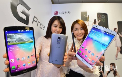 13일 서울 영등포구 여의도 LG트윈타워에서 열린 스마트폰 신제품 ‘LG G프로2’ 공개 행사에서 모델들이 제품을 들어 보이고 있다. LG전자는 이달 말부터 국내 이동통신 3사를 통해 판매를 시작한다. 박영대 기자 sannae@donga.com