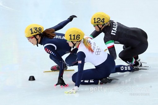 ‘눈앞에 있던 금메달이 사라지는 순간.’ 박승희(왼쪽)가 13일(한국시간) 아이스버그 스케이팅 팰리스에서 열린 2014소치동계올림픽 쇼트트랙 여자 500m 결승에서 선두로 첫 번째 바퀴를 질주하던 도중 무리하게 끼어든 영국의 엘리스 크리스티가 넘어지며 치는 바람에 함께 미끄러지고 있다. 사진=GettyImages/멀티비츠