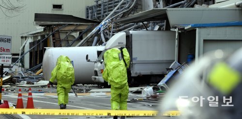 경기 남양주시 미금로에 위치한 빙그레 제2공장에서 13일 오후 1시경 5t짜리 암모니아 탱크 배관이 폭발해 암모니아 가스 1.5t이 유출되는 사고가 났다. 현장에 출동한 119 구조대원들이 방호복을 입고 정화작업을 하고 있다. 남양주=박영대 기자 sannae@donga.com