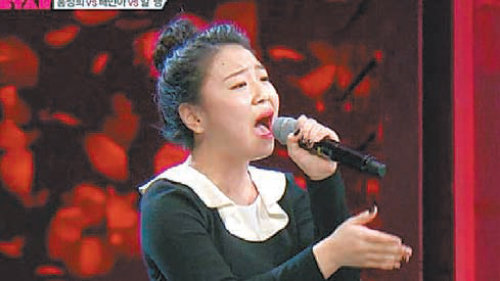 최근 한 방송사 오디션 프로그램에 참가해 19년전 히트곡 ‘낭만에 대하여’를 부르고 있는 가수 지망생 홍정희 씨. SBS TV 화면 캡처
