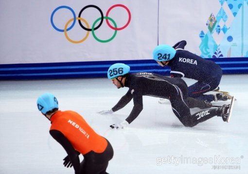 계주 경기 도중 넘어진 이호석 (사진=(GettyImages)/멀티비츠)