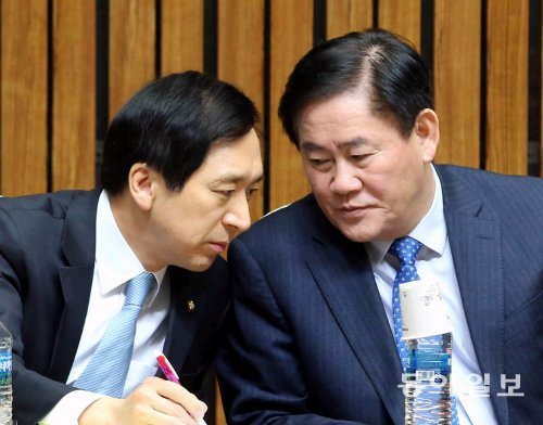 새누리당 최경환 원내대표(오른쪽)와 김기현 정책위의장이 14일 오전 서울 국회에서 열린 주요당직자회의에서 대화를 나누고 있다. 이날 최 원내대표는 “정치적으로 친박이니 비박이니 얘기하는 건 당의 후보나 지방선거 승리에 도움이 안 된다”며 ‘박심(朴心) 논란’ 진화에 나섰다. 이훈구 기자 ufo@donga.com