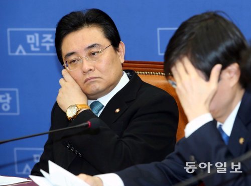 민주당 전병헌 원내대표(왼쪽)가 14일 오전 서울 국회에서 열린 최고위원회의 도중 얼굴을 매만지며 생각에 잠겨 있다. 이날 전 원내대표는 역사교과서 논란과 관련해 “정권의 역사 왜곡 음모를 용납하지 않겠다”며 정부와 여당에 날을 세웠다. 이훈구 기자 ufo@donga.com