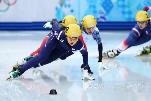 심석희(맨 앞)가 15일(한국시간) 러시아 소치의 아이스버그 스케이팅 팰리스에서 열린 2014 소치 동계올림픽 쇼트트랙 여자 1500m 예선에서 역주하고 있다. 사진=GettyImages/멀티비츠