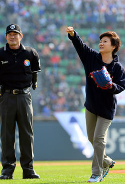 박근혜 대통령이 지난해 10월 27일 잠실야구장에서 열린 프로야구 한국시리즈 3차전에 시구자로 참석해 공을 던지고 있다.