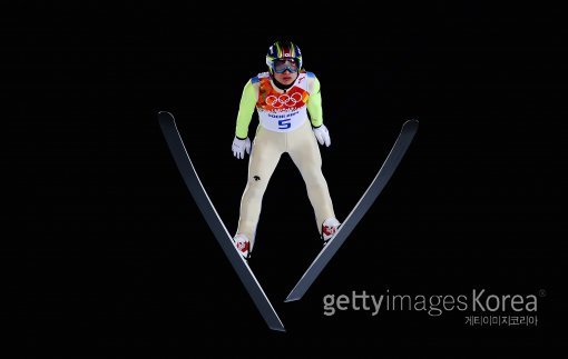 최흥철이 16일(한국시간) 러시아 소치의 러스키 고르키 점핑 센터에서 열린 2014 소치 동계올림픽 스키점프 남자 라지힐 개인 1라운드에서 점프하고 있다. 사진=GettyImages/멀티비츠