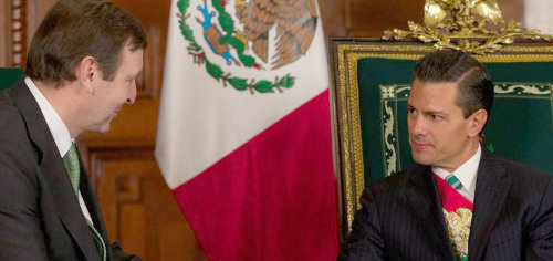 엔리케 페냐 니에토 멕시코 대통령(오른쪽)이 루이스 페르난데스 주멕시코 스페인대사를 면담하고 있다. 사진 출처 멕시코 대통령실