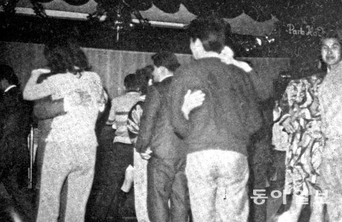 1970년대 카바레. 날렵한 춤 솜씨로 여성들을 유혹하는 ‘제비족’은 드라마, 영화 등의 주요 인물로 자주 등장했다. 동아일보DB