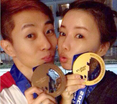 안현수(왼쪽)가 여자친구 우나리 씨와 함께 금메달 획득을 자축하는 ‘인증샷’을 공개했다. 안현수 인스타그램