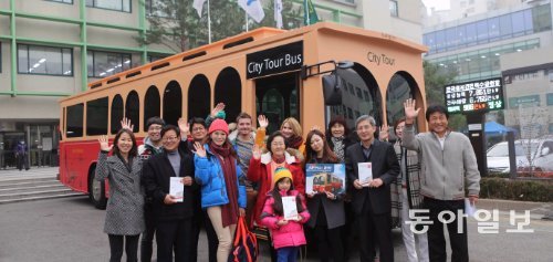지난해 12월 서울 강남구가 국내 최초로 선보여 외국인 관광객들에게 인기를 얻고 있는 강남투어 트롤리형버스. 강남구는 트롤리형버스에 문화관광해설사를 배치해 이야기가 있는 투어버스로 운영할 계획이다. 강남구 제공