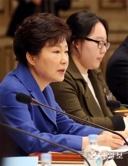 박근혜 대통령이 17일 청와대 영빈관에서 열린 창조경제 분야 업무보고에서 모두발언을 하고 있다.

청와대사진기자단